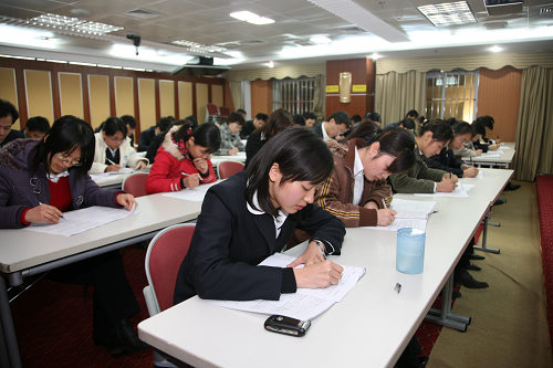 集團總部員工在進行相關規(guī)章制度方面的考試